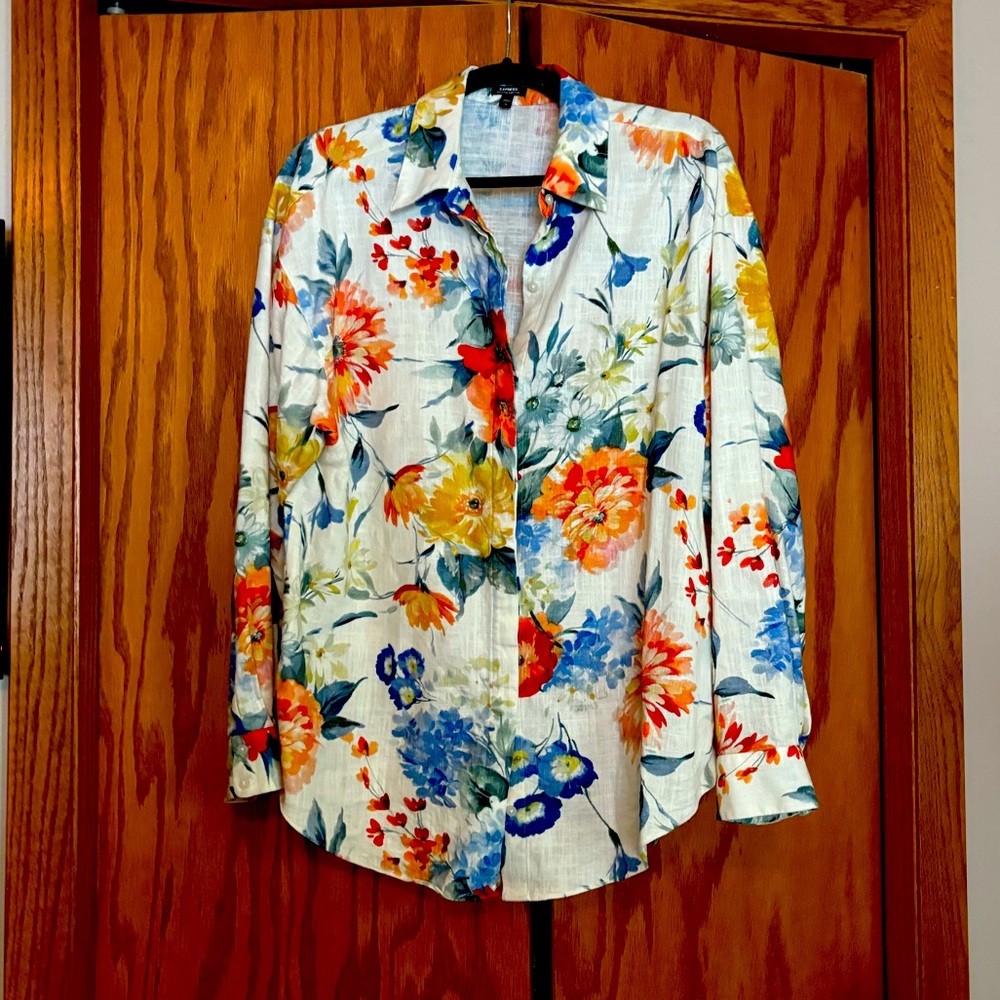 Cute multi-colored floral blouse.